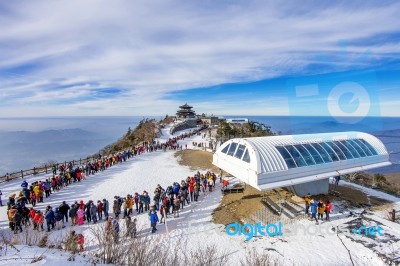 Deogyusan,korea - January 1: Tourists Taking Photos Of The Beautiful Scenery And Skiing Around Deogyusan,south Korea On January 1, 2016 Stock Photo