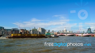 London - July 27 : Buildings On The North Bank Of The River Tham… Stock Photo