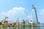 Seoul, Korea - April 9, 2015: Lotte World Amusement Park And Cherry Blossom Of Spring, A Major Tourist Attraction In Seoul, South Korea On April 9, 2015 Stock Photo