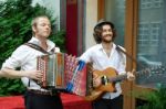 Folk Singers Outside A Restaurant In Berlin Stock Photo