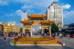 Kunming, China- Mach 3, 2017: The Archway Is A Traditional Piece Of Architecture And The Emblem Of The City Of Kunming In China Stock Photo