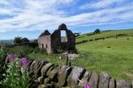 Ruined Farm Building In Derbyshire Countryside Stock Photo