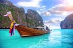 Long Boat And Blue Water At Maya Bay In Phi Phi Island, Krabi Thailand Stock Photo