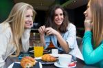 Three Young Friends Having Breakfast On A Morning Shopping In Th Stock Photo