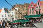 Split Mirror Of Historic Gabled Buildings And Cafes In Market Sq Stock Photo