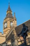 Statue Of Oliver Cromwell Outside The Houses Of Parliament In Lo Stock Photo