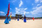 Seoul, South Korea - June 28: Soldier With Traditional Joseon Dynasty Uniform Guards The Gyeongbokgung Palace On June 28, 2015 In Seoul, South Korea Stock Photo