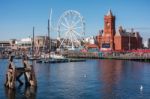 Cardiff/uk - August 27 : Ferris Wheel And Pierhead Building In C Stock Photo