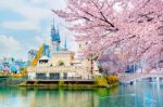 Seoul, Korea - April 9, 2015: Lotte World Amusement Park And Cherry Blossom Of Spring, A Major Tourist Attraction In Seoul, South Korea On April 9, 2015 Stock Photo