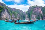 Krabi - December 1: Long Boat And Tourist At Maya Bay In Phi Phi Island. Photo Taken On December 1,2016 In Krabi, Thailand Stock Photo