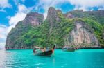 Long Boat And Blue Water At Maya Bay In Phi Phi Island, Krabi Thailand Stock Photo