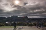 Crowd Gathered On Calton Hill, Edinburgh To Witness The Sun Ecli Stock Photo