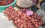 Shallots, Garlic, Dried Chilli In Market Stock Photo