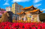 Kunming, China- Mach 3, 2017: The Archway Is A Traditional Piece Of Architecture And The Emblem Of The City Of Kunming In China Stock Photo