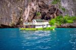 Krabi - December 1: Long Boat And Tourist At Maya Bay In Phi Phi Island. Photo Taken On December 1,2016 In Krabi, Thailand Stock Photo