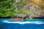 Krabi - December 1: Long Boat And Tourist At Maya Bay In Phi Phi Island. Photo Taken On December 1,2016 In Krabi, Thailand Stock Photo