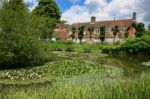 Row Of Houses Overlooking The Pond At Matfield Kent Stock Photo