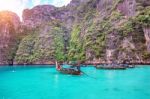 Long Boat And Blue Water At Maya Bay In Phi Phi Island, Krabi Thailand Stock Photo