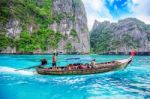 Krabi - December 1: Long Boat And Tourist At Maya Bay In Phi Phi Island. Photo Taken On December 1,2016 In Krabi, Thailand Stock Photo