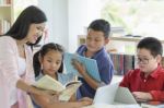 Teacher Instructive Or Reading,discussing A Book Story With Kids Stock Photo