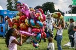 Balloon Seller Selling Her Balloons At Lloyd Park In Croydon Sur Stock Photo