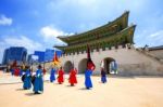 Seoul, South Korea - June 28: Soldier With Traditional Joseon Dynasty Uniform Guards The Gyeongbokgung Palace On June 28, 2015 In Seoul, South Korea Stock Photo