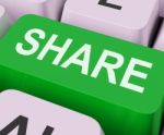 Share Key Shows Sharing Webpage Or Picture Online Stock Photo