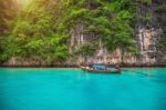 Long Boat And Blue Water At Maya Bay In Phi Phi Island, Krabi Thailand Stock Photo