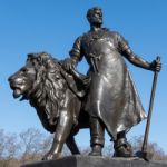 Statue Of A Man With Lion At The Victoria Memorial Outside Bucki Stock Photo