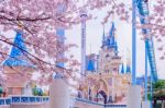 Seoul, Korea - April 9, 2015: Lotte World Amusement Park And Cherry Blossom Of Spring, A Major Tourist Attraction In Seoul, South Korea On April 9, 2015 Stock Photo