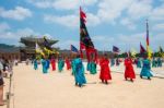 Seoul, South Korea - June 28: Soldier With Traditional Joseon Dynasty Uniform Guards The Gyeongbokgung Palace On June 28, 2015 In Seoul, South Korea Stock Photo