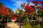 Red Shrine At Tofuku-ji Temple, Kyoto Stock Photo