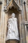 New Statue Of Queen Elizabeth At Canterbury Cathedral Stock Photo