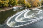 Tour Boat Near The Weir Next To Pulteney Bridge In Bath Somerset Stock Photo