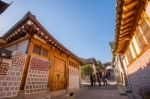 Seoul,korea - March 23: Tourists Taking Photos Of The Beautiful Scenery Around Bukchon Hanok Village,traditional Korean Style Architecture, Photo Taken March 23,2015 In Seoul, South Korea Stock Photo