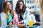 Three Young Friends Having Breakfast On A Morning Shopping In Th Stock Photo