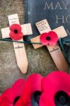 Poppies On The War Memorial  On Remembrance Sunday In East Grins Stock Photo