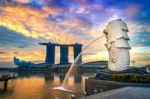 Singapore - Aug 10 ,2017 : Merlion Statue And Cityscape In Singapore Stock Photo