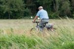 Cycling Beside The Kennet And Avon Canal Near Aldermaston Berksh Stock Photo