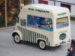 London - August 27 : Old Fashioned Ice Cream Van On The Southban Stock Photo