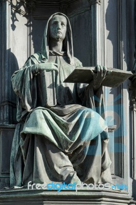 A Statue Of A Woman Holding The Books Of Thomas Aquinas Stock Photo