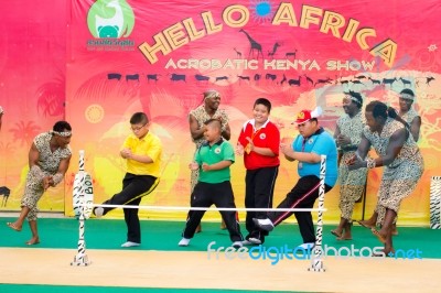 Acrobatic Kenya Show In Dusit Zoo, In The July 27, 2016. Bangkok Thailand Stock Photo