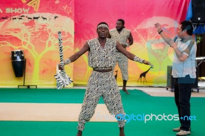 Acrobatic Kenya Show In Dusit Zoo, In The July 27, 2016. Bangkok Thailand Stock Photo