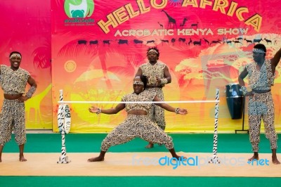 Acrobatic Kenya Show In Dusit Zoo, In The July 27, 2016. Bangkok Thailand Stock Photo