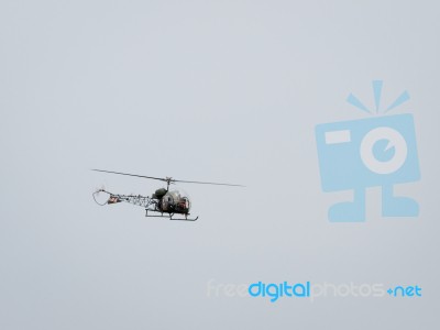 Agusta Bell Sioux Ah Mk1 - Xt131 (g-cicn) Flying Over Dunsfold A… Stock Photo