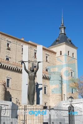 Alcạr Fortress And Statue Of Peace In Toledo Stock Photo