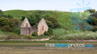 Alnmouth Northumberland/uk - August 14 : Ruins Of Mortuary Chape… Stock Photo