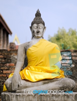 Ancient Buddha Statue At Wat Yai Chai Mongkol In Ayutthaya, Thai… Stock Photo