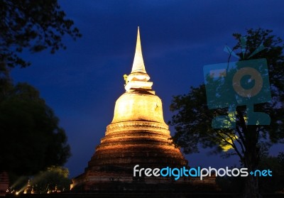 Ancient Pagoda At Twilight, Wat Mahathat In Sukhothai Historical… Stock Photo