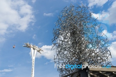 Anthony Gormley's Quantum Cloud Sculpture Next To North Greenwic… Stock Photo